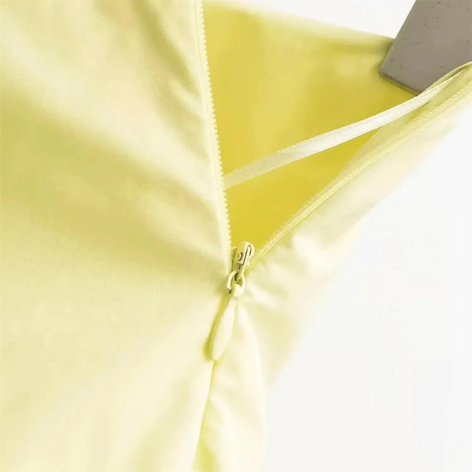 Corivelle Luminous Set – Vibrant yellow – Tailored